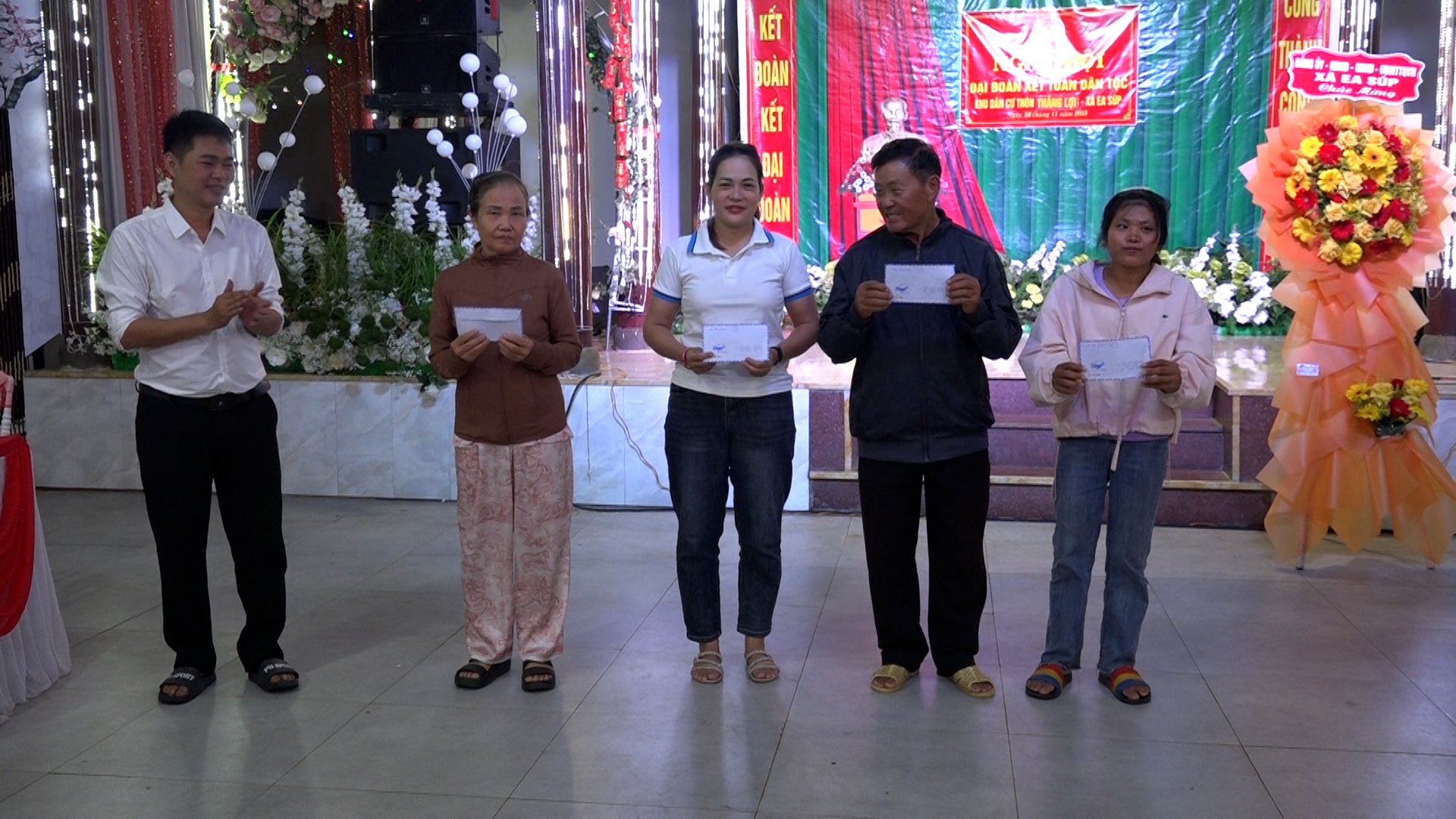 Trường thôn Thắng Lợi trao quà cho các hộ gia đình